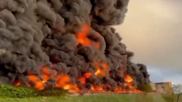 ▲▼克里米亞塞凡堡（Sevastopol）一處燃料庫起火燃燒。（圖／路透）
