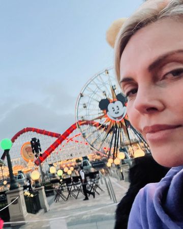 ▲莎莉賽隆坐在旁邊替孩子們顧包包。（圖／翻攝自Instagram／charlizeafrica）