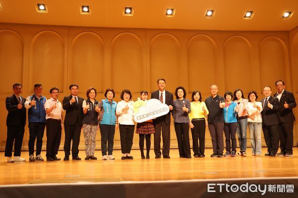 ▲▼   「快樂建研 傳愛助學」獎學金嘉惠500名學子黃敏惠市長頒獎勉勵優秀學生  。（圖／嘉義市政府提供）