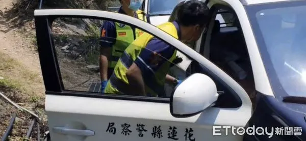 ▲員警緊急以巡邏車載送婦人就醫。（圖／記者王兆麟翻攝，下同）