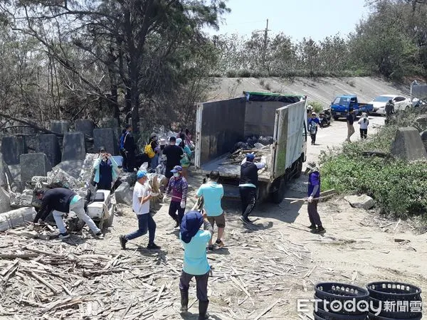 ▲▼ 嘉縣布袋鎮好美里淨灘 清出上百公斤廢棄物   。（圖／嘉義縣政府提供）