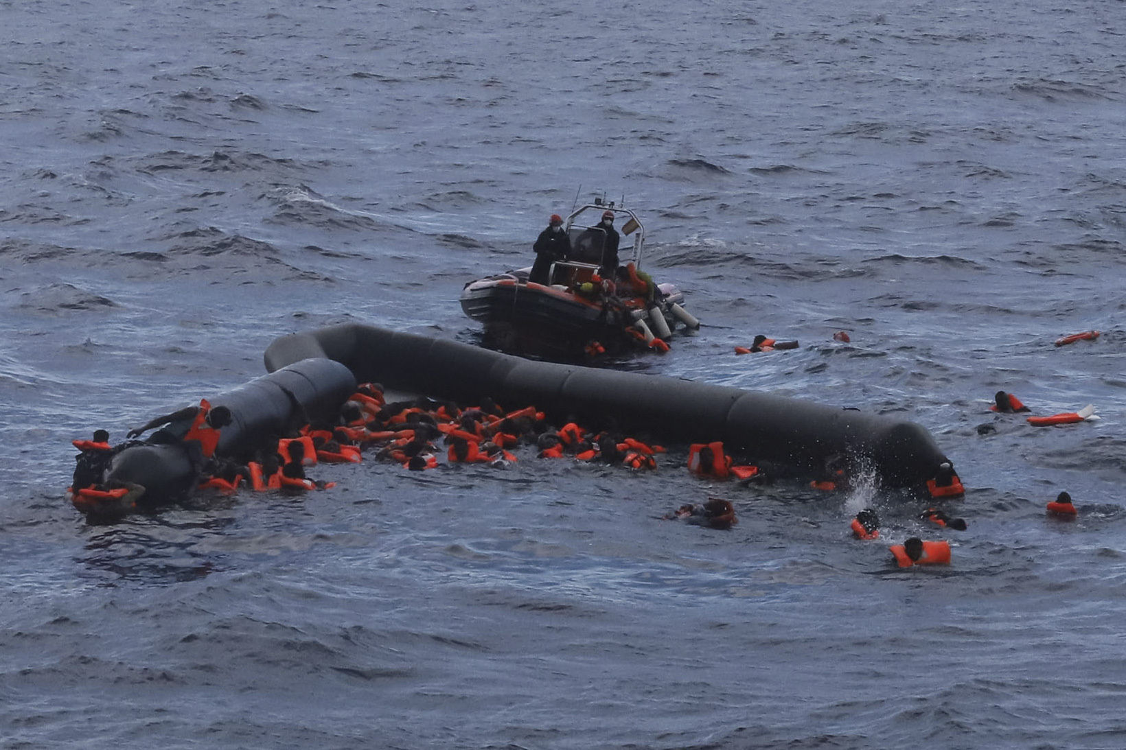 ▲▼ 2020年11月一起移民船難，一艘離開利比亞的橡皮船翻覆。（圖／達志影像／美聯社）