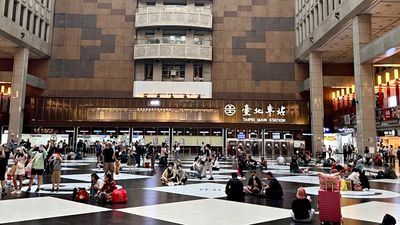 台灣社會比日本進步！日學者觀察台灣30年　讚揚台北車站「席地而坐」一幕