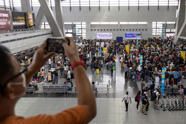 ▲▼  圖為馬尼拉國際機場（Ninoy Aquino International Airport）2023年1月2日乘客排隊畫面。（圖／路透）