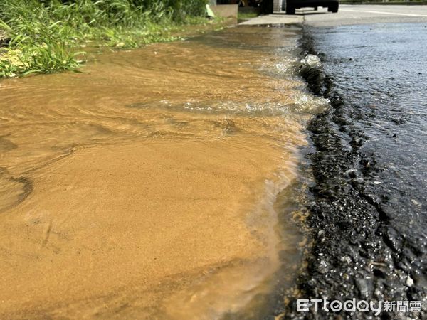 ▲▼頭份永貞路路面滲水不斷，民眾擔憂路面下掏空，將成「天坑」。（圖／陳光軒提供）