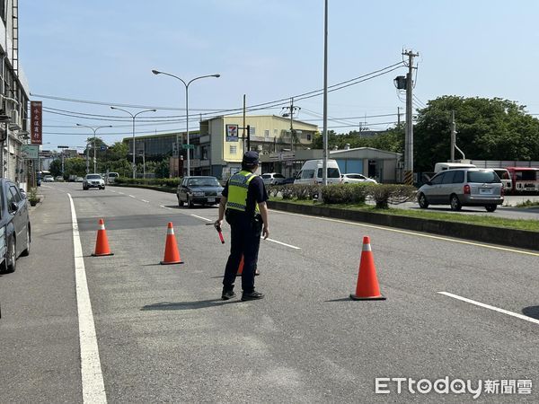 ▲▼頭份永貞路路面滲水不斷，民眾擔憂路面下掏空，將成「天坑」。（圖／陳光軒提供）