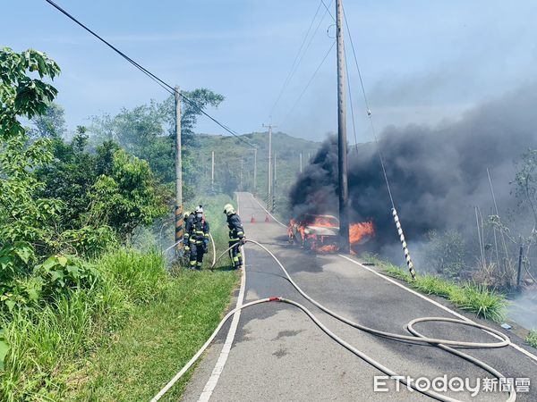 ▲▼苗栗通霄心型公路景點附近１日中午一部自小客車撞電桿後火燒車，駕駛骨折、昏迷送醫。（圖／記者蔡文淵翻攝）