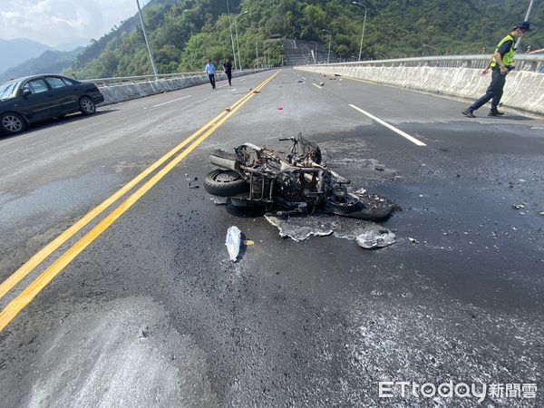 ▲張姓女子騎機車行經集集攔河堰，不幸遭逆向車輛撞擊身亡、機車也燒成廢鐵。（圖／民眾提供，下同）