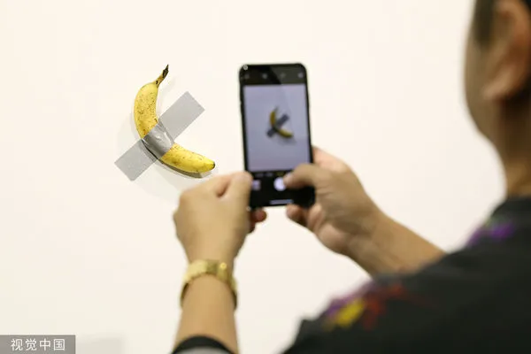 ▲▼義大利藝術家卡特蘭（Maurizio Cattelan）2019年將一根用膠帶黏在牆上的香蕉當作藝術品展出，還以12萬美元（約新台幣360萬元）高價售出。（圖／CFP）