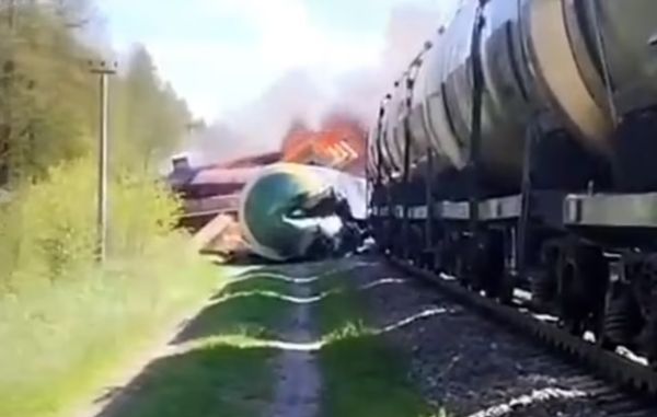 ▲▼俄羅斯一輛列車爆炸後出軌。（圖／翻攝自Telegram）