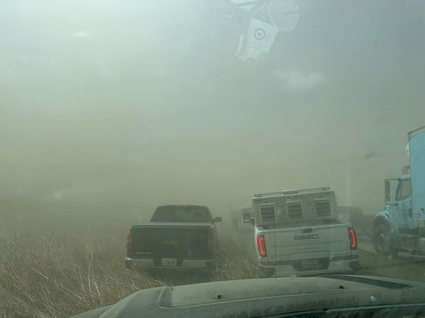▲▼美國伊利諾州55號州際公路1日因沙塵暴遮蔽視線，釀成6死30傷嚴重連環車禍。（圖／路透）