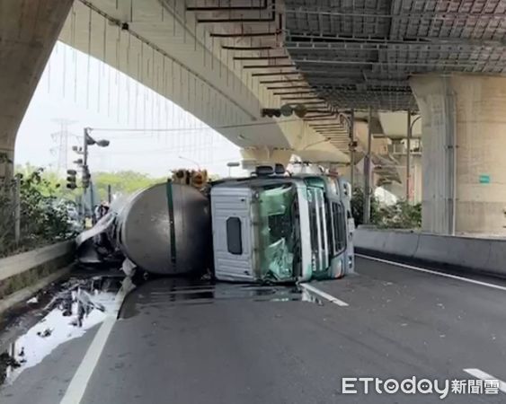 ▲▼             國道3號彰化和美段下方平面道路往交流道方向金(2)日下午8點半發生車禍。（圖／記者唐詠絮翻攝）