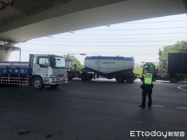 ▲▼             國道3號彰化和美段下方平面道路往交流道方向金(2)日下午8點半發生車禍。（圖／記者唐詠絮翻攝）