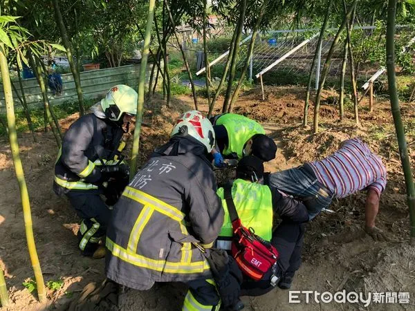 ▲新北市余姓農夫小腿遭小型耕耘機捲入。（圖／記者陳以昇翻攝，下同）