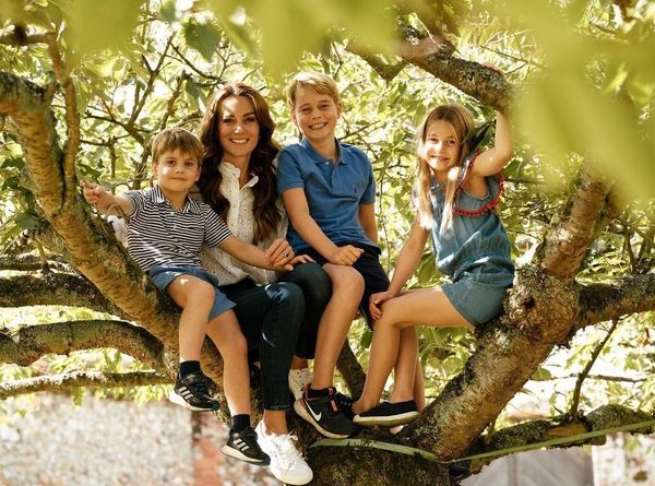 今年3月英國母親節，凱特王妃貼出與三個孩子在樹上的照片，相當溫馨。（翻攝princeandprincessofwales IG）