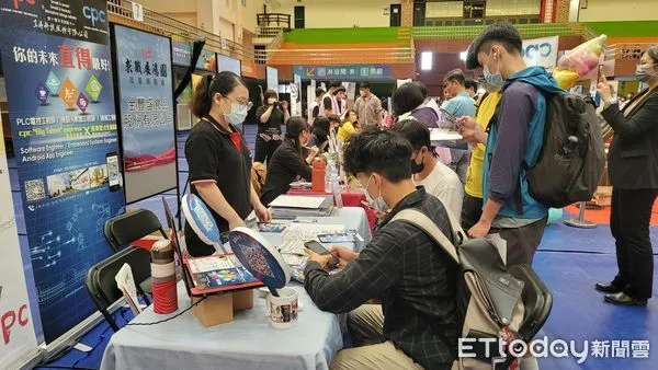 ▲遠東科大就業博覽會，2日上午在遠科大體育館正式開跑，計有55家廠商釋出2600多個職缺。（圖／記者林悅翻攝，下同）