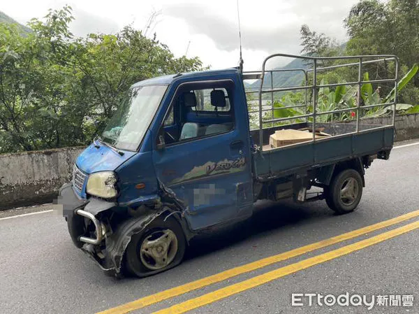 ▲▼自小貨車宜蘭山區擦撞遊覽車，嚇壞遊覽車28乘客。（圖／記者游芳男翻攝，下同）