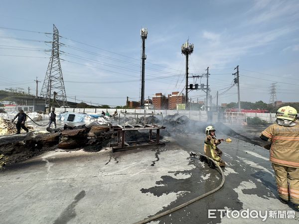 ▲▼             台南市歸仁區長大路上一間資源回收廠今(2)日下午1時許發生火警。（圖／民眾提供）