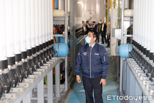 ▲台南市長黃偉哲視察再生水廠，再生水日供近5萬噸。（圖／記者林悅翻攝）