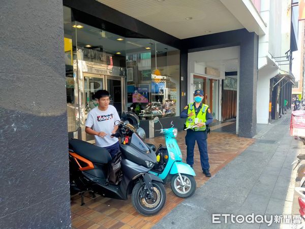 ▲▼  嘉市警捍衛「行人安全」，「路口不停讓行人」大執法  。（圖／嘉義市警局提供）