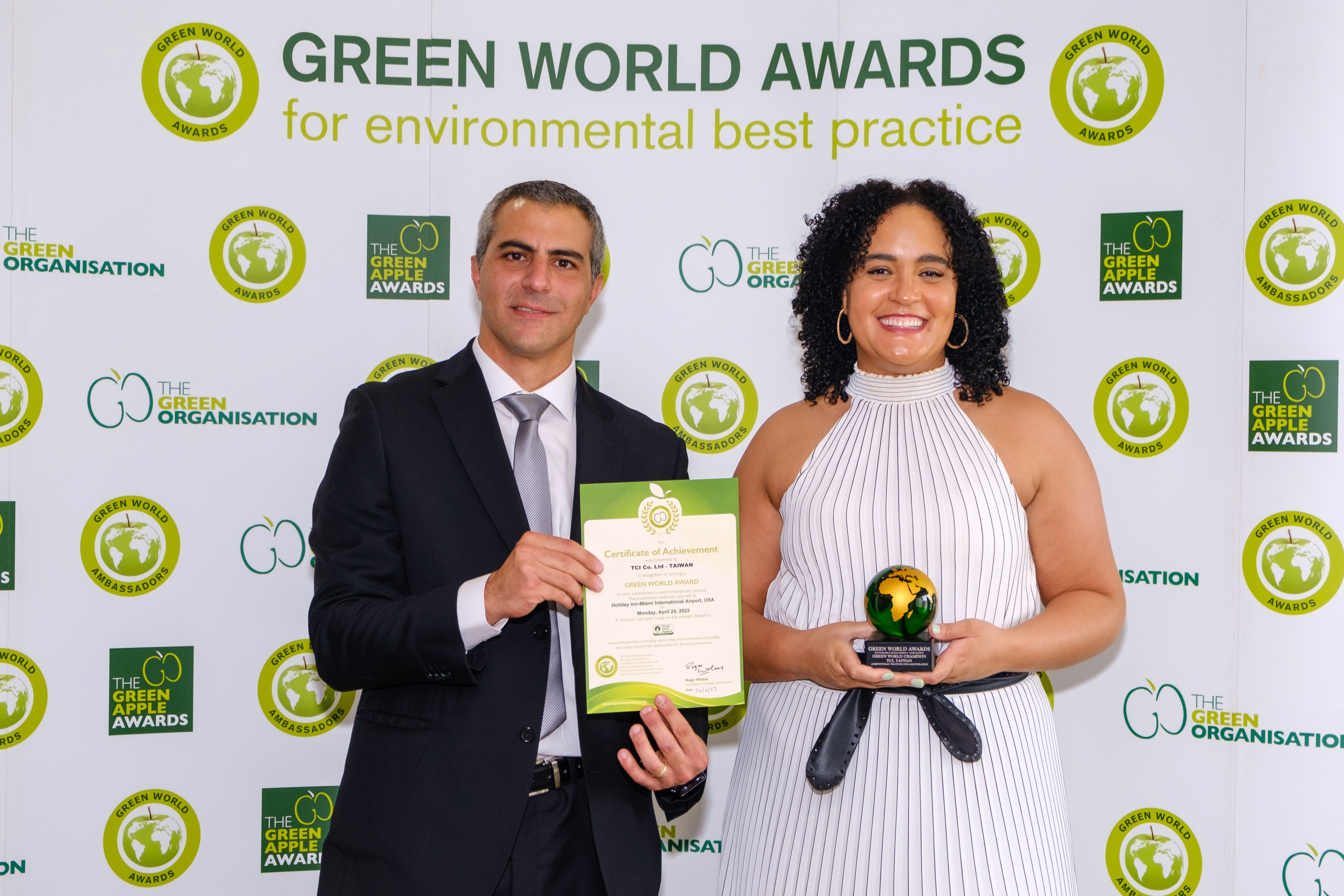 ▲▼大江生醫獲英國綠色環保大獎（The Green World Awards ），由大江美國區人資部經理Jennifer Holiday親臨授獎。（圖／大江生醫提供）