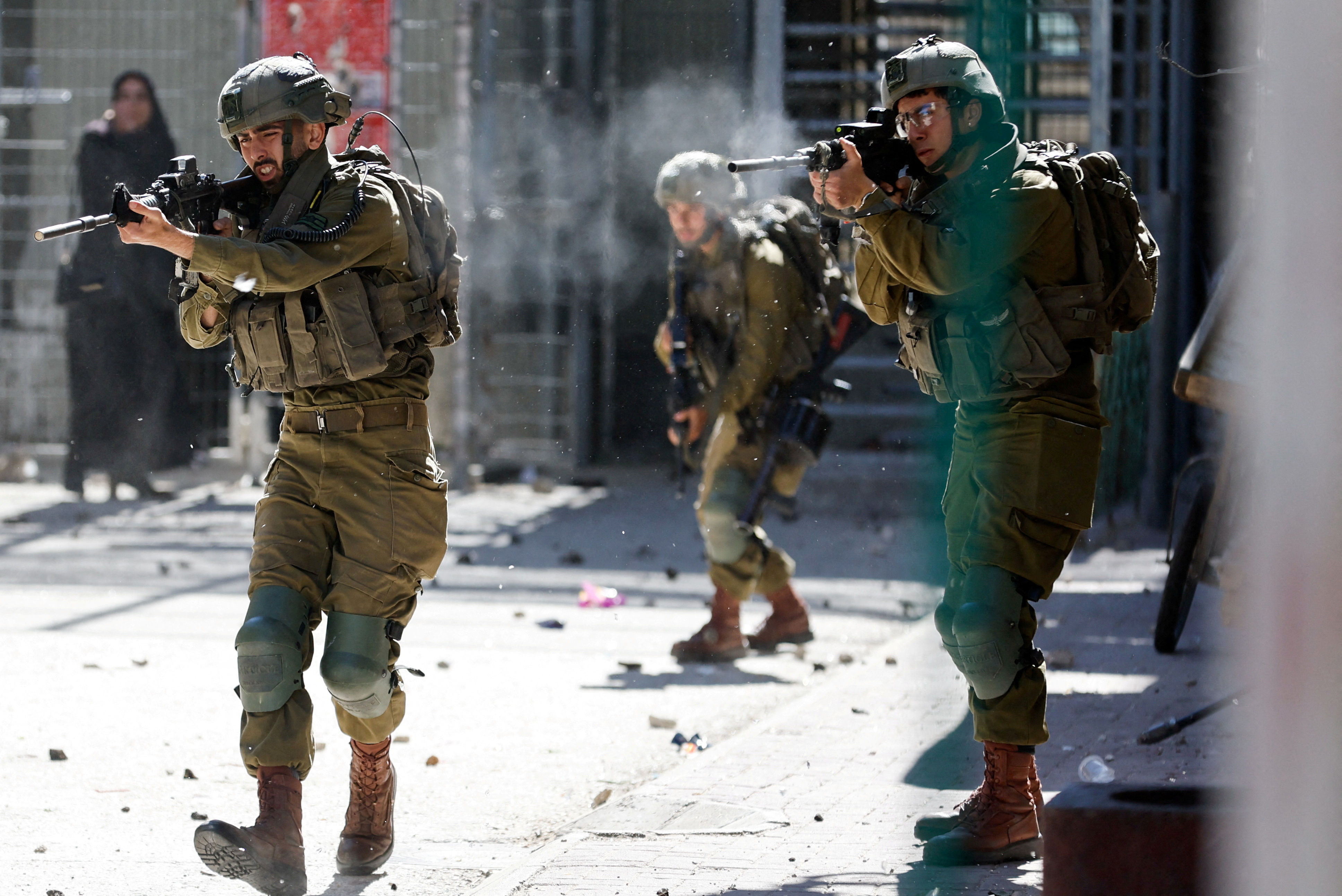 ▲ 約旦河西岸巴勒斯坦人走上街頭，以色列士兵發射橡膠子彈。（圖／路透）