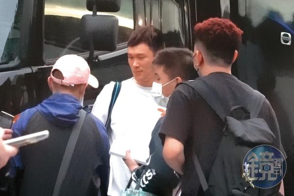 18：06 球賽結束後，胡凱翔（左二）從球員通道走出，遇到幾位球迷向他討簽名。