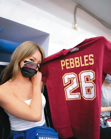 劉雨柔開心拿起男友球隊的球衣拍照。（翻攝自劉雨柔IG）