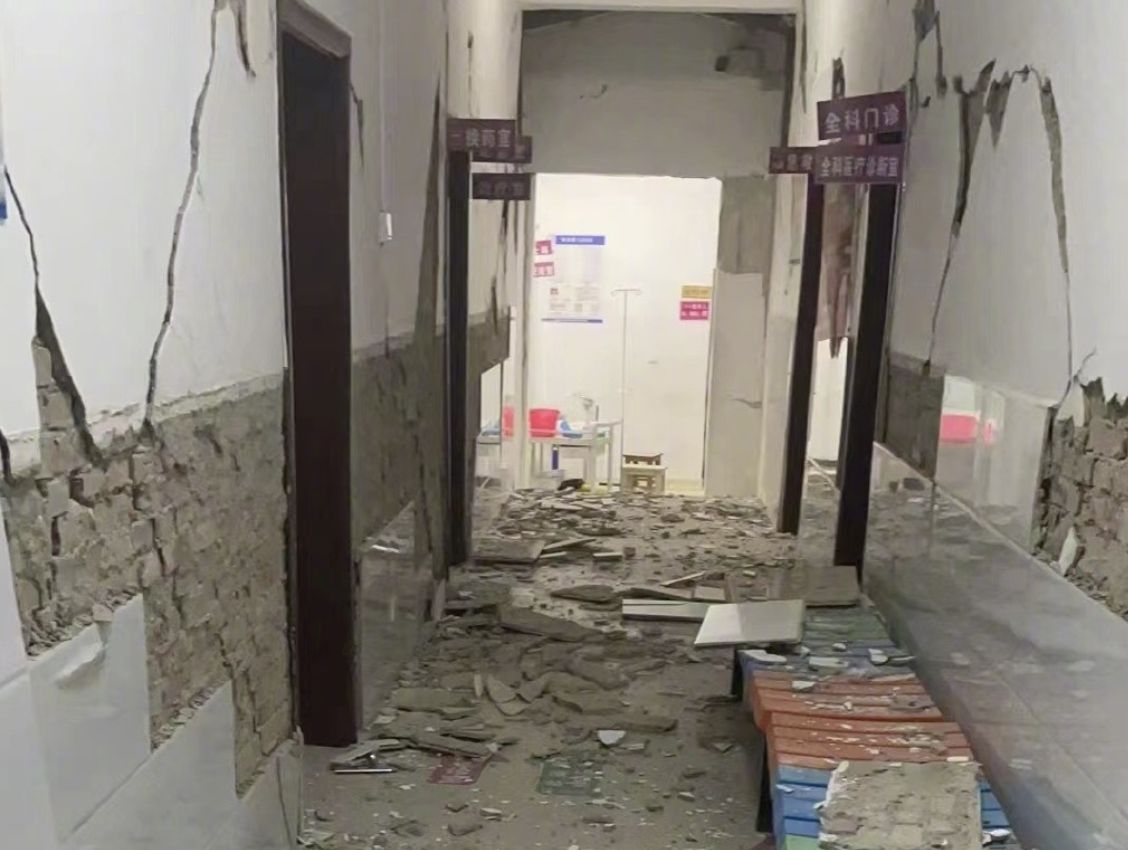 ▲雲南保山的某間診所受到地震影響，牆面剝落嚴重。（圖／翻攝微博）