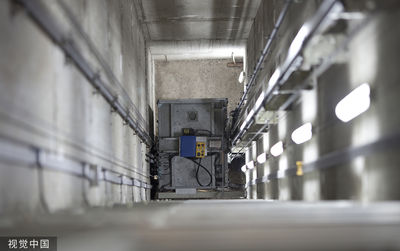 公寓電梯飄惡臭發現77歲男屍　受困底部遭「電梯反覆輾壓」10天