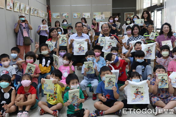 ▲中華醫大藝術中心舉辦《奶奶的裁縫車》繪本分享暨原插畫展，孫逸民校長及作者鄭博真教授和幼兒園小朋友開心分享繪本故事。（圖／記者林悅翻攝，下同）