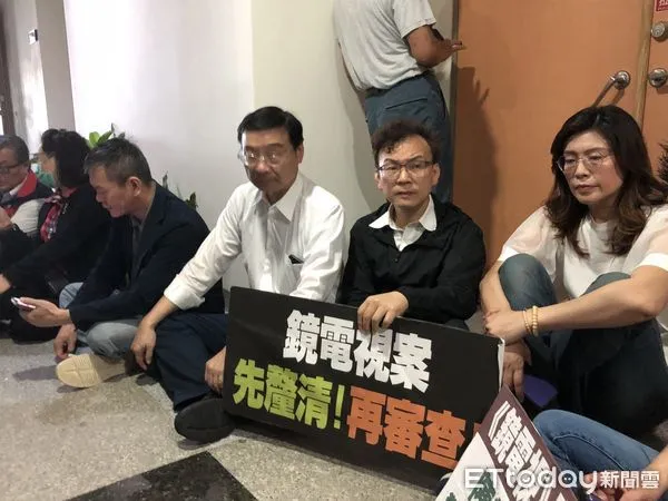 ▲▼多位國民黨立委在NCC9樓主委陳耀祥辦公室門口靜坐表達抗議，截至中午1點，原訂9點舉行的委員會會議仍未召開。（圖／記者陳世昌攝）