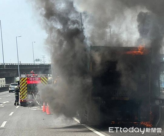 ▲國道1號北上火燒車。（圖／記者唐詠絮翻攝）