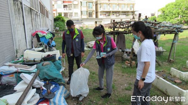 ▲台南市環保局，針對誘卵桶陽性數較高之區里進行41里次環境稽查，共倒除338個積水容器，查獲孑孓告發15件。（圖／記者林悅翻攝，下同）