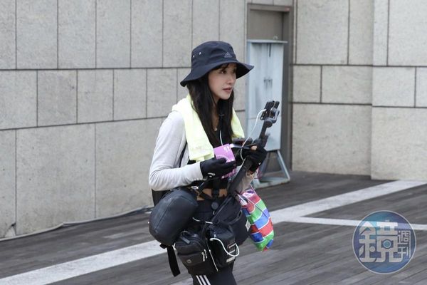 就算徒步環島，企鵝妹仍不忘直播。