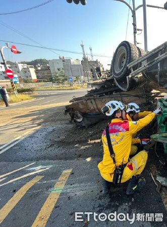 ▲▼高雄嶺口交流道口、平面道路砂石車翻覆。（圖／記者吳世龍翻攝）