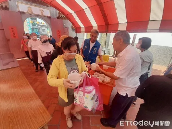 ▲台南市北區祀典興濟宮，為慶祝保生大帝聖誕，舉辦相關活動，很多友宫、分靈廟及信眾前來參香和進香，將廟埕擠得水洩不通。（圖／記者林悅翻攝，下同）