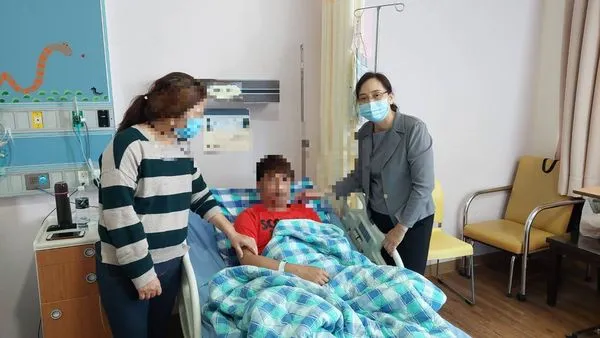 ▲▼ 洪男住院畫面。（圖／翻攝自Facebook／陳慧娟）