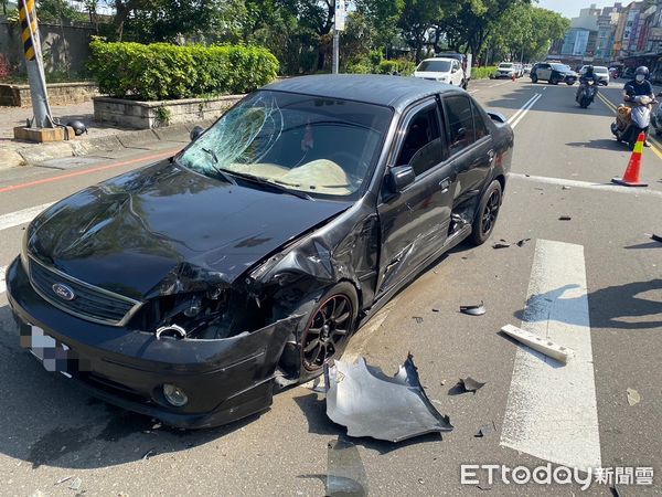 ▲2小客碰撞波及機車　新竹市晨間車禍4人送醫            。（圖／記者陳凱力翻攝）