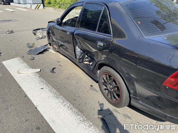 ▲2小客碰撞波及機車　新竹市晨間車禍4人送醫            。（圖／記者陳凱力翻攝）