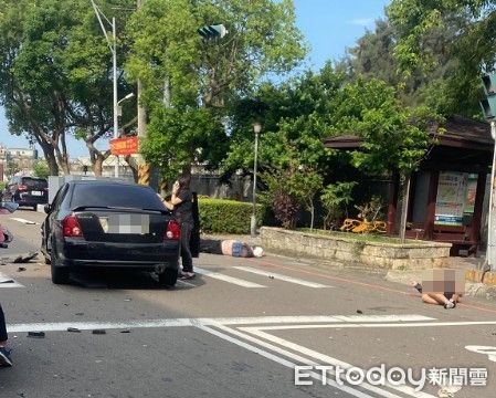 ▲2小客碰撞波及機車　新竹市晨間車禍4人送醫           。（圖／翻攝新竹爆料公攝）