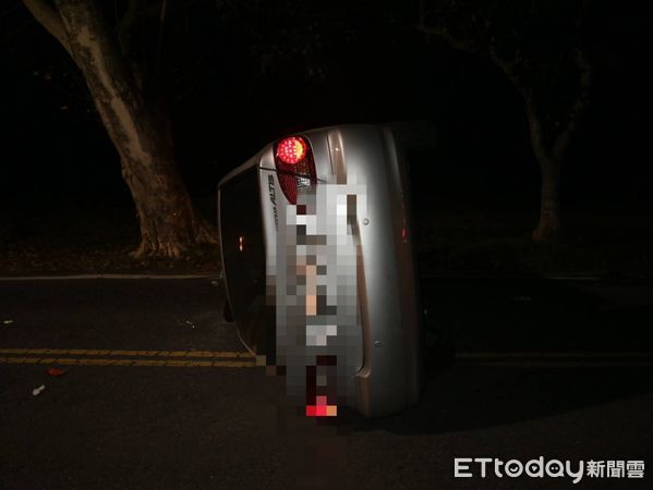 ▲彰化男大生為撿手機自撞路樹翻車。（圖／警方提供）