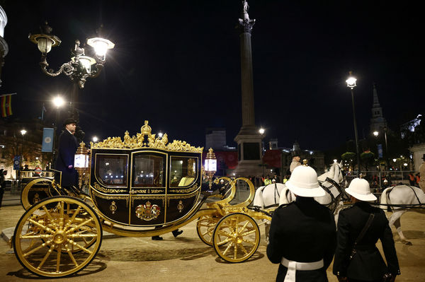 ▲▼英王查爾斯三世加冕典禮深夜彩排，王室金馬車、鑽石禧馬車一併亮相。（圖／路透）