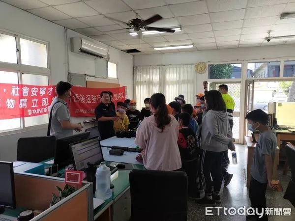 ▲學童透過參觀派出所，認識到警察工作的內容，並在輕鬆的心情下，吸收有關犯罪預防及自我保護的基本常識。（圖／記者蔡佩旻翻攝）