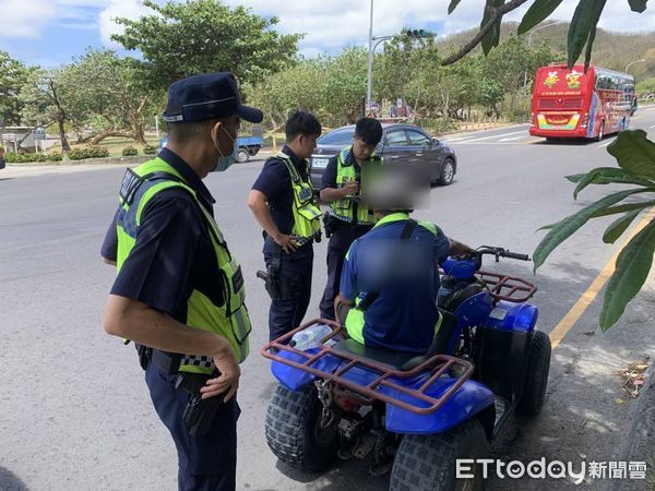 ▲恆春警方加強取締沙灘車違規行駛道路             。（圖／記者陳崑福翻攝，下同）