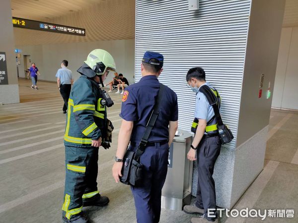 ▲▼桃捷接獲隨機殺人恐嚇，鐵路警察及捷運警察在各車站列車加強巡查。（圖／桃捷公司提供）