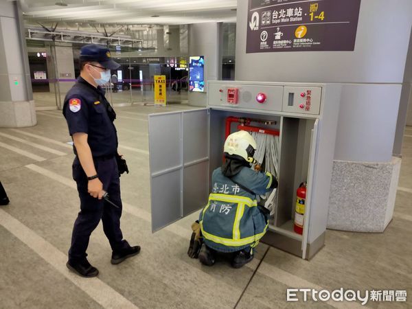 ▲▼桃捷接獲隨機殺人恐嚇，鐵路警察及捷運警察在各車站列車加強巡查。（圖／桃捷公司提供）