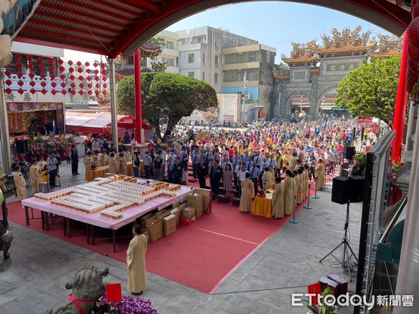 ▲台南學甲慈濟宮，舉辦保生大帝1045聖誕千秋祝壽活動，由董事長王文宗擔任主祭，近千人參加祝壽大典。（圖／記者林悅翻攝，下同）