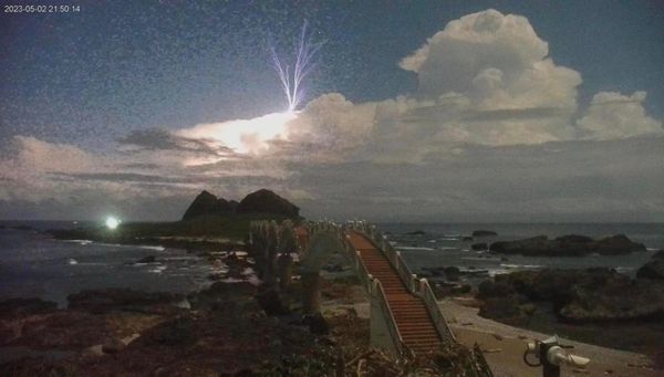 ▲▼東管處即時影像捕捉到了特別的畫面，往上打的閃電「藍色噴流」 。（圖／取自東部海岸國家風景區管理處長林維玲臉書）