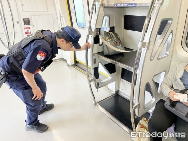 ▲桃園捷運警察隊加強在捷運列車上巡邏可疑人事物。（圖／記者沈繼昌翻攝）